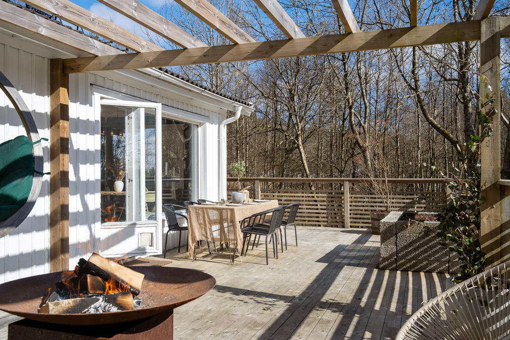 Här ryms allt man kan önska på en uteplats.