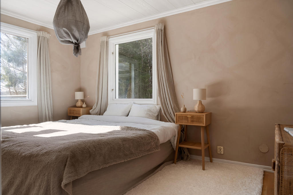 Sovrum med fönster mot söder