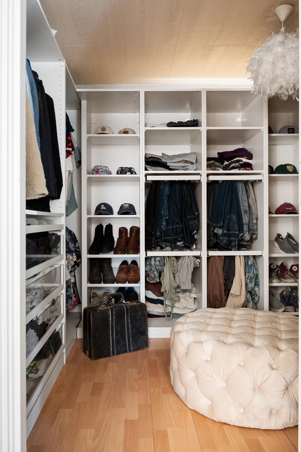 Stor klädkammare som kan återställas till sovrum. Fönster finns bakom hyllorna.