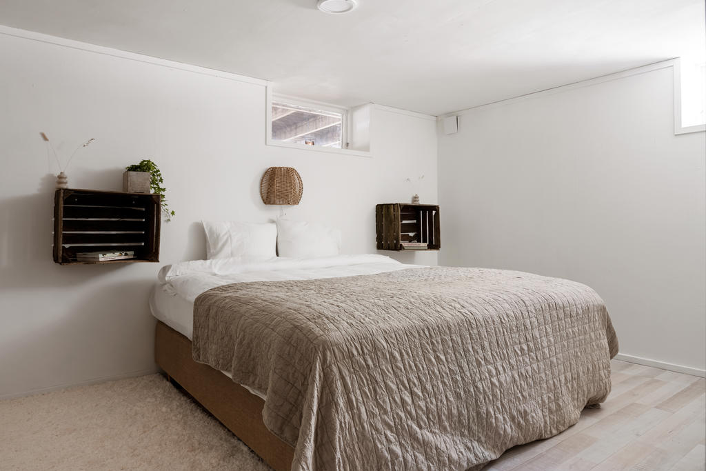 Sovrum med plats för dubbelsäng.