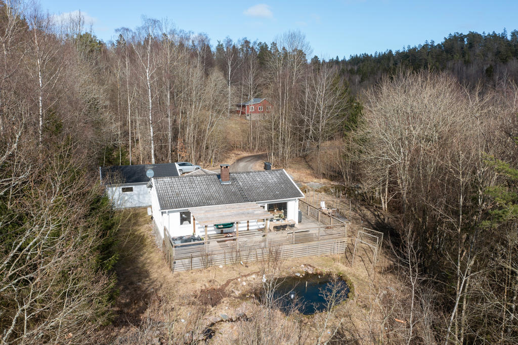 Här bor du i ett rofyllt läge, som sista hus på vägen.