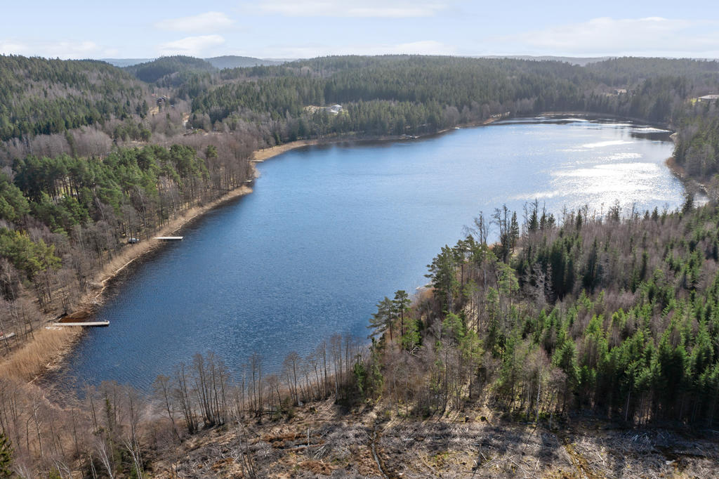 Sjön Örevatten, med både bad och fiske, nås efter några minuters promenad.