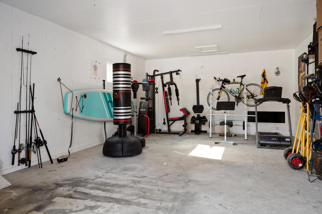 Varm garage med mycket utrymme.