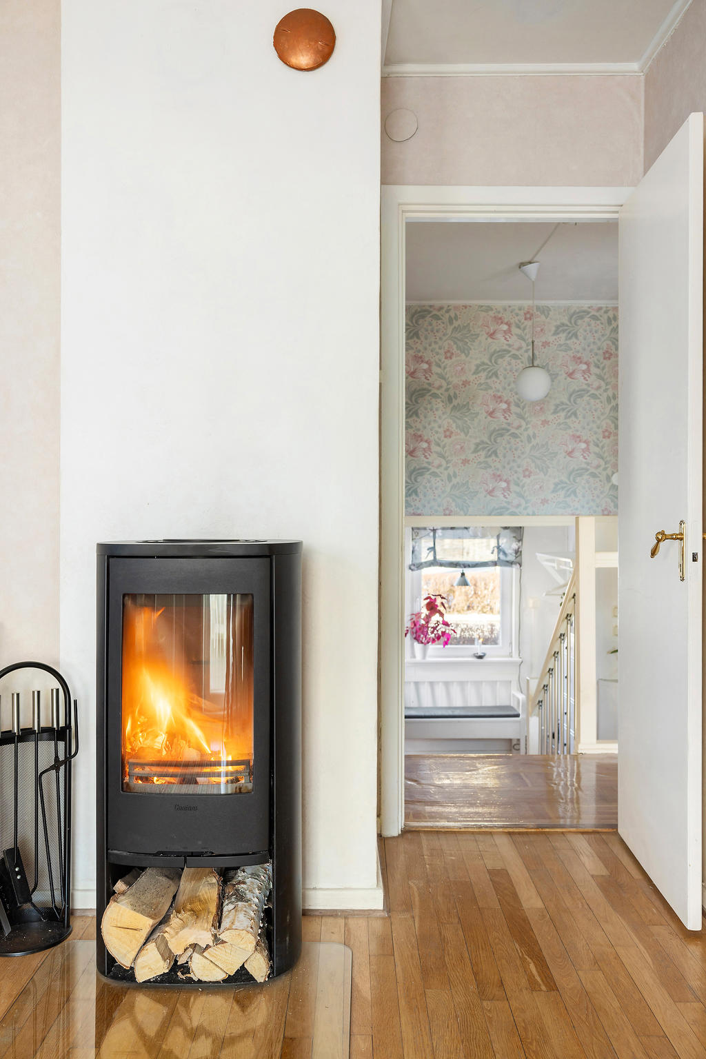 Vy från arbetsrum/ sovrum med utgång till uterum.