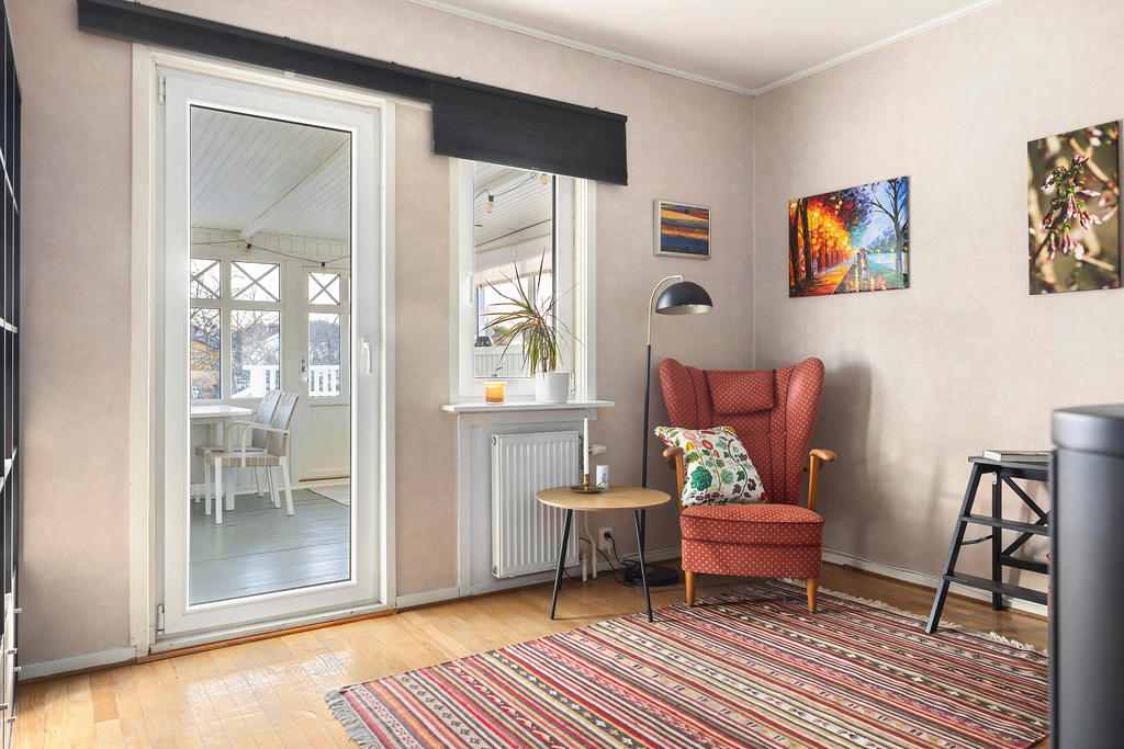  Arbetsrum/ sovrum med utgång till uterum.