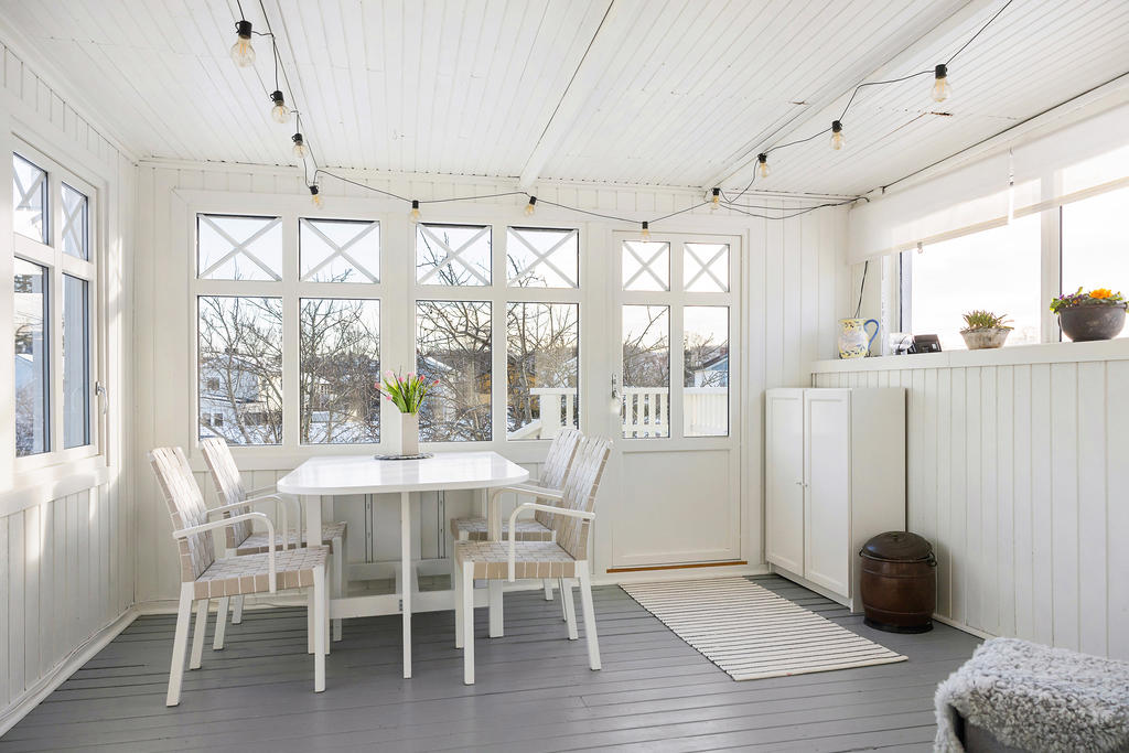 Bostaden mysiga uterum med trappa ner till trädgård och uteplats