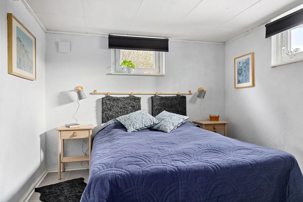 Sovrum med utgång till trädgården 