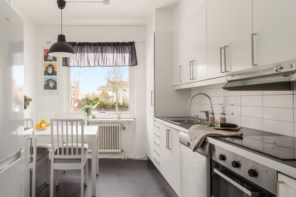 Köket har gott om förvaring och  utrymme för en matplats 