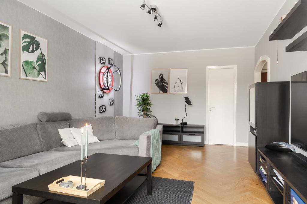 Från vardagsrummet nås ett lite förvaringsutrymme för extra förvaringsmöjligheter 