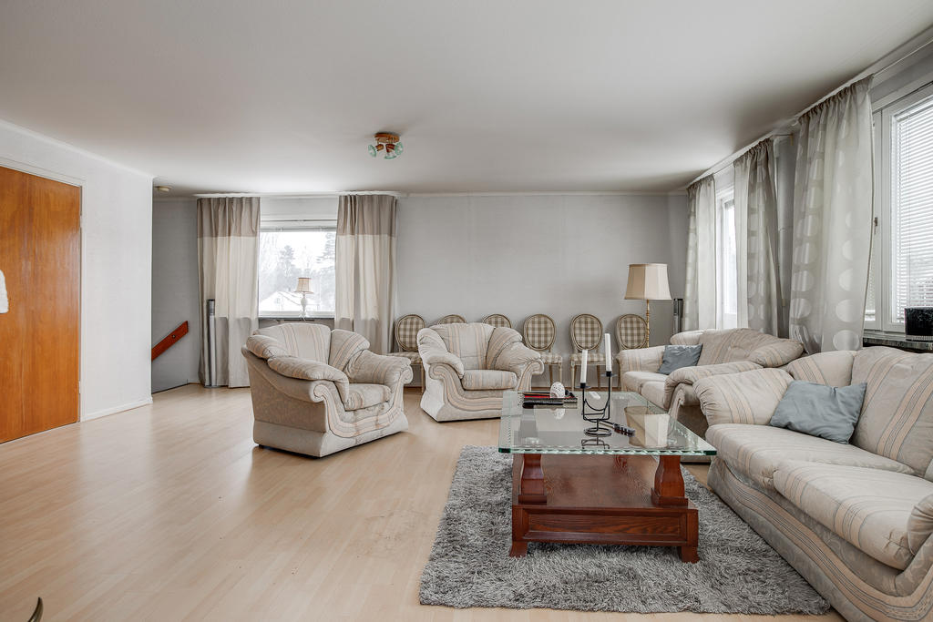 Allrum med keddykamin på övre plan