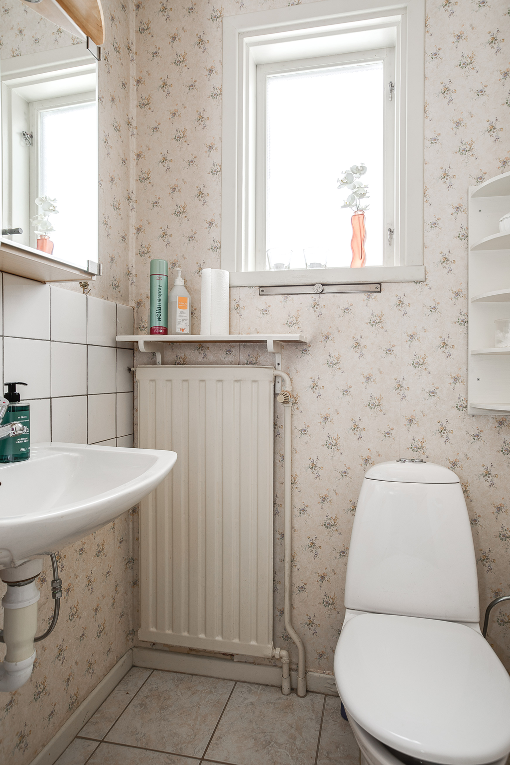 Halvkaklad toalett på entréplan