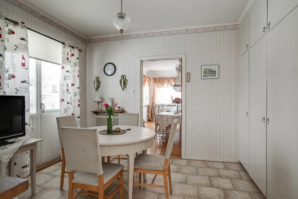 Frukost matsal med utgång till balkong