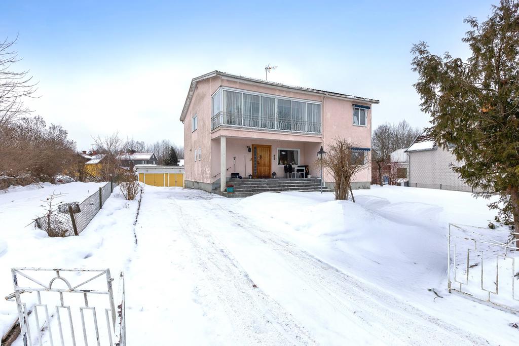 Uppfart, garage, 2-planshus med inglasad balkong