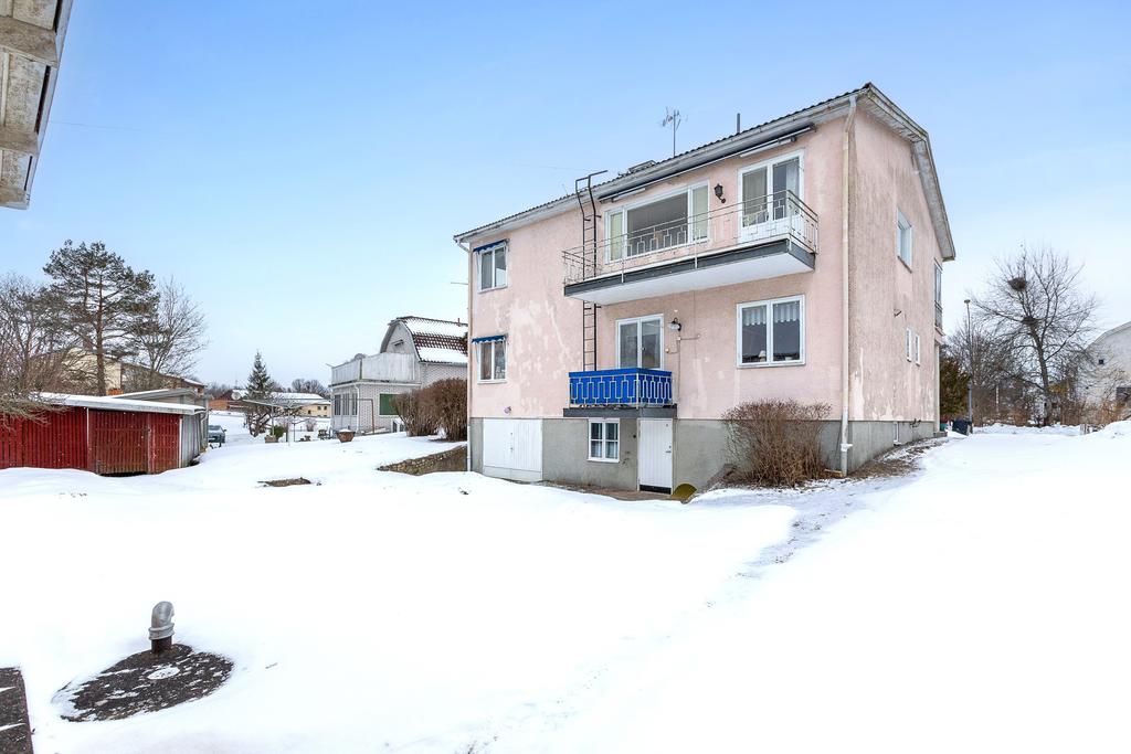 Stor balkong man når från sovrum samt balkong man når från matsal