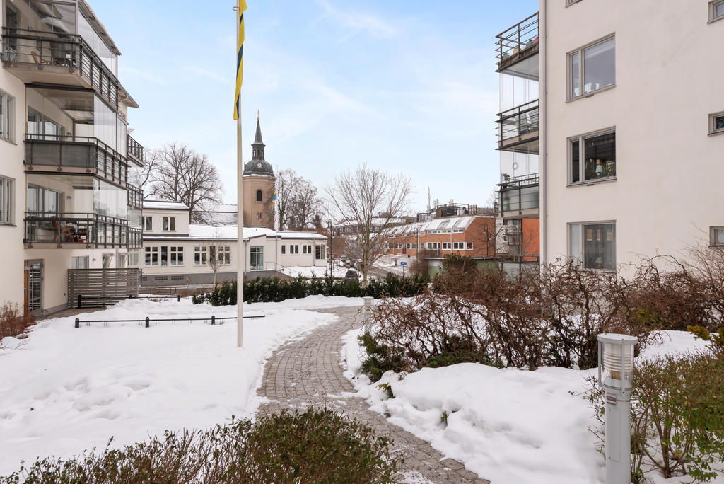 Innergården mot kyrkan i söder