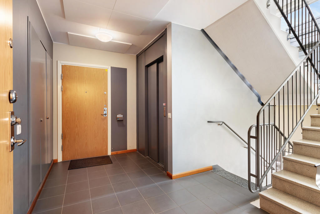 Rymligt trapphus med hiss