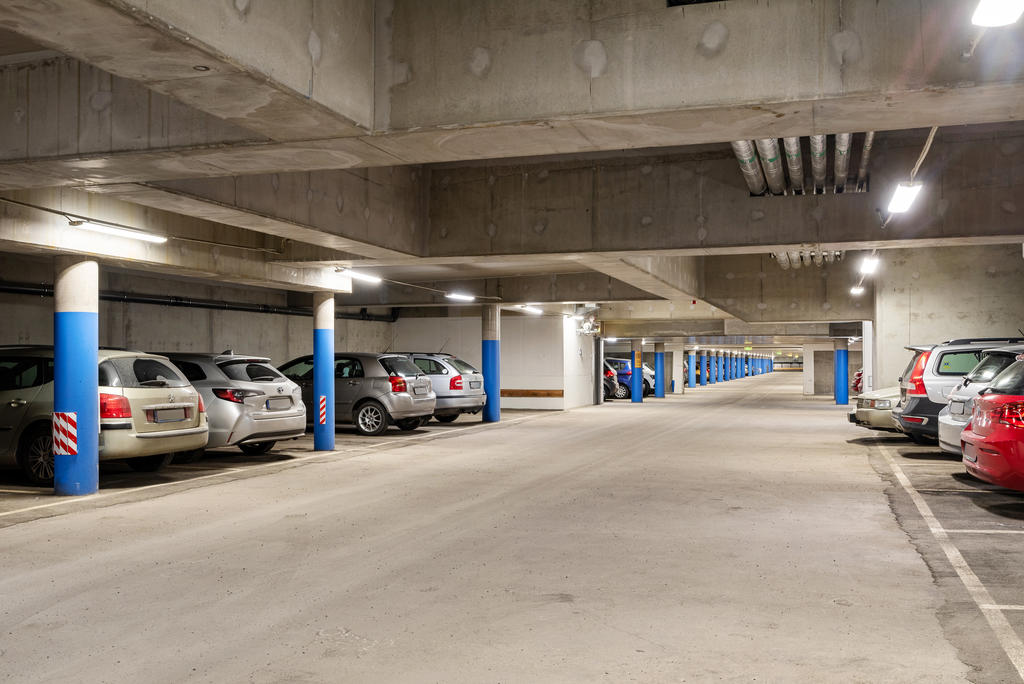 Föreningens egna garage med hiss upp till bostäderna