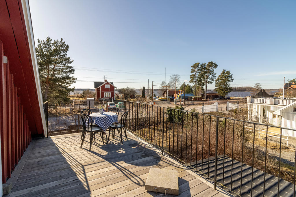 Balkong med sjöutsikt i 2 väderstreck