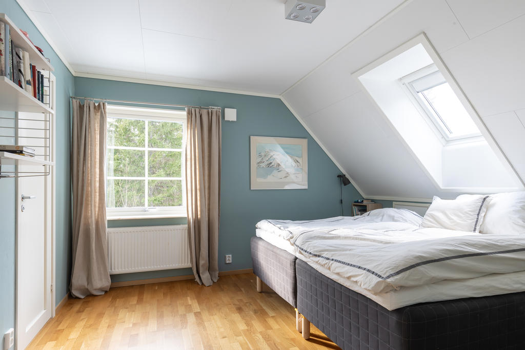 Master bedroom. Huset har ytterligare tre sovrum.