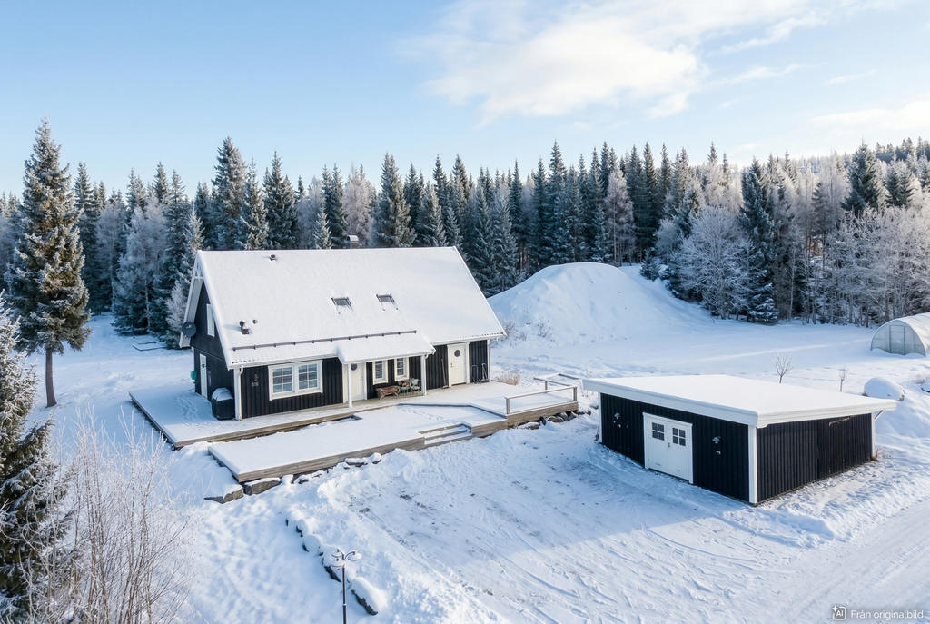 Bostaden ligger i ett lugnt och skönt område med endast 5 minuters bilfärd österut till Undersåker. Åt andra hållet, bara 10 minuter västerut  ligger Åre.

Visualisering: Digital vinterredigering