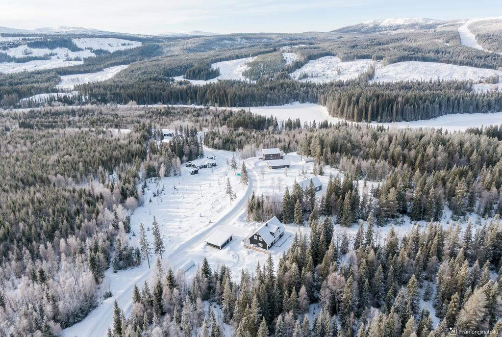 Lugnt område i Brattland. Nära till Indalsälven och fina löp- & cykelstigar.

Visualisering: Digital vinterredigering