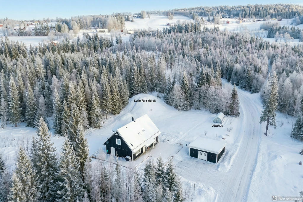 Kullen på tomten har använts för skidlek av tidigare ägare.
 
