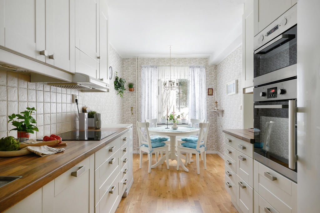 Kök med plats för matgrupp