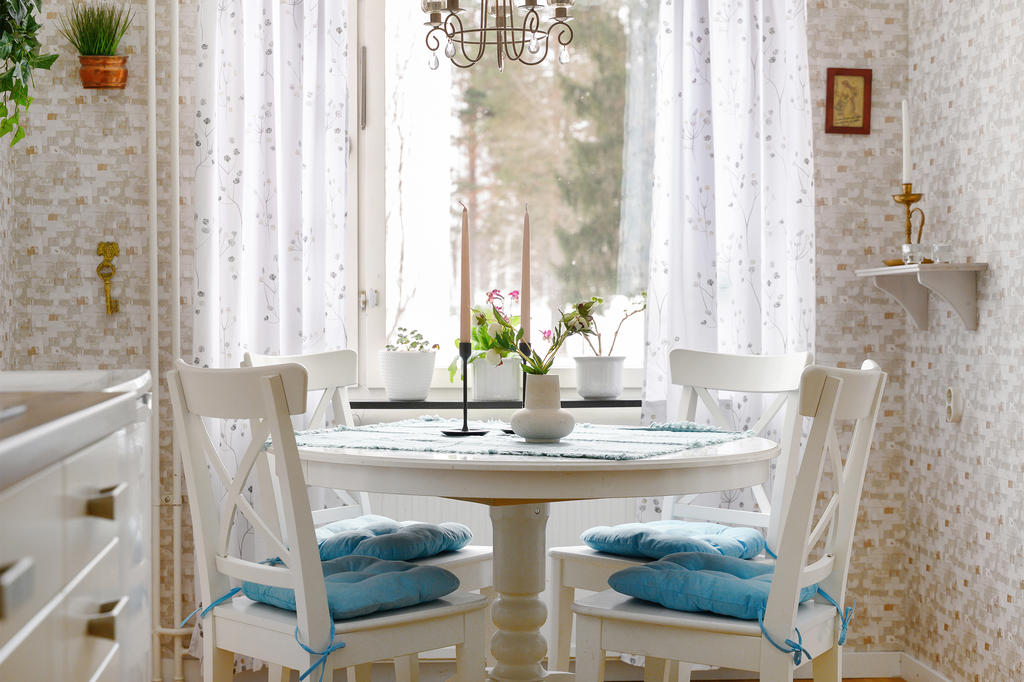 Matplats vid fönstret