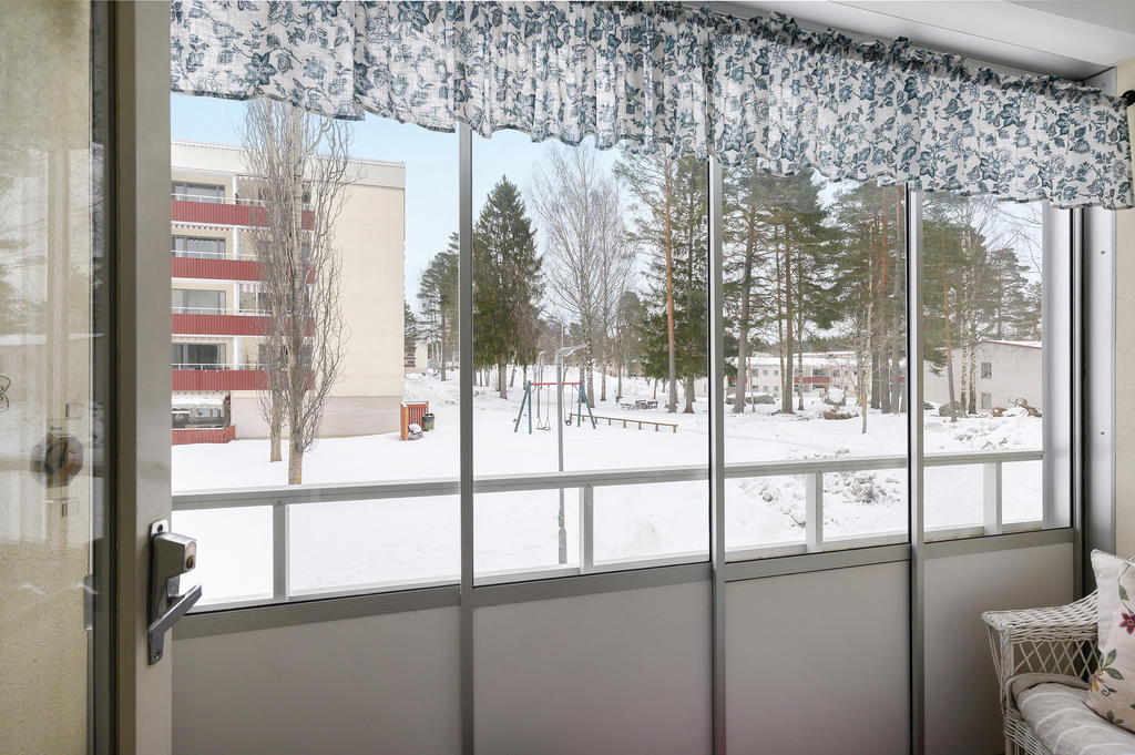 Inglasad balkong med förmiddagssol och skjutbara glaspartier