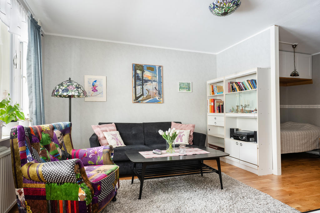 Vardagsrum med praktisk sovalkov