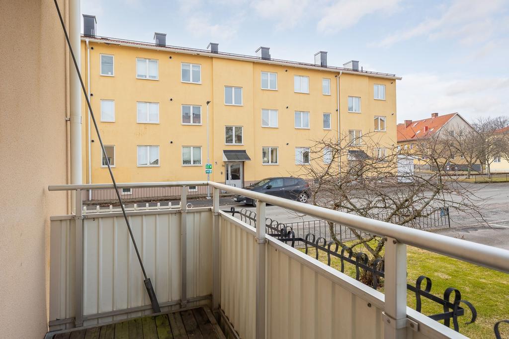 Balkong i västerläge med eftermiddag och kvällssol