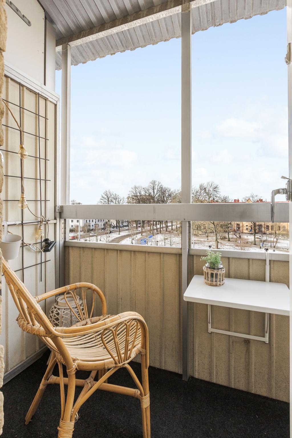 Balkong under tak med utsikt över promenaderna