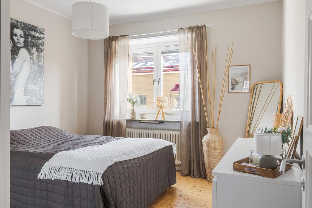 Sovrum med garderob mot innergård