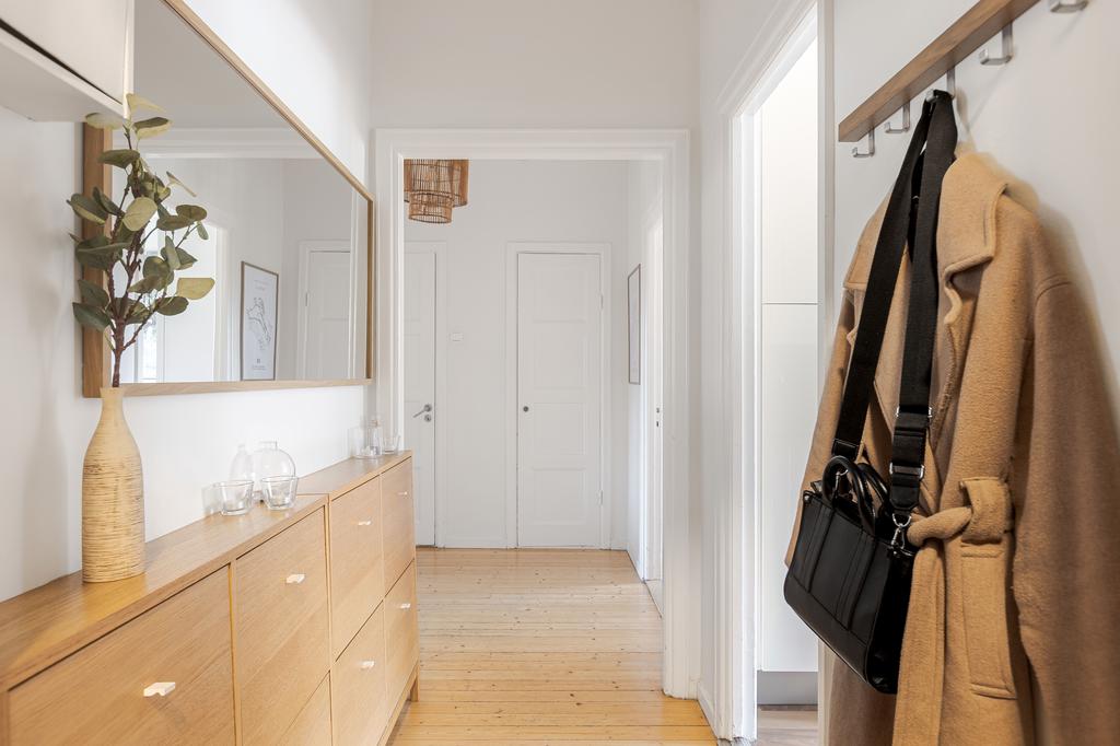 Hall med vy mot duschrum och klädkammare