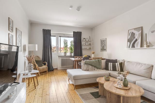 Vardagsrum med utgång till balkong i sydvästläge