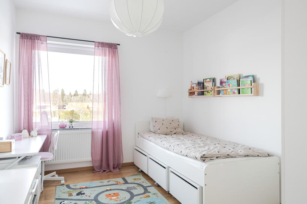 Sovrum med två garderober