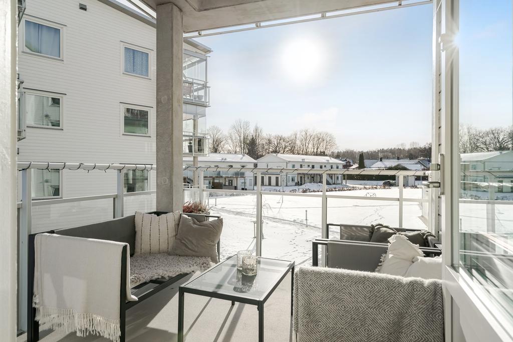 Balkong med utsikt mot gården