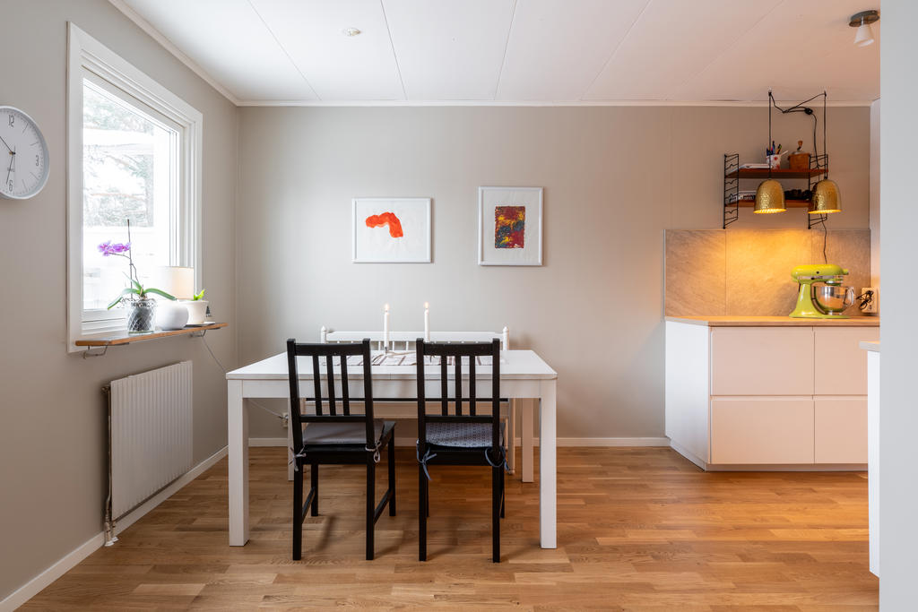 Rymlig matplats i köket