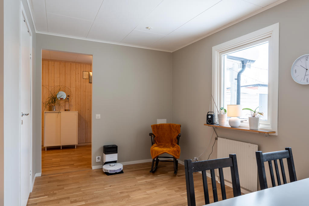 Dörren till vänster går till tvättstugan