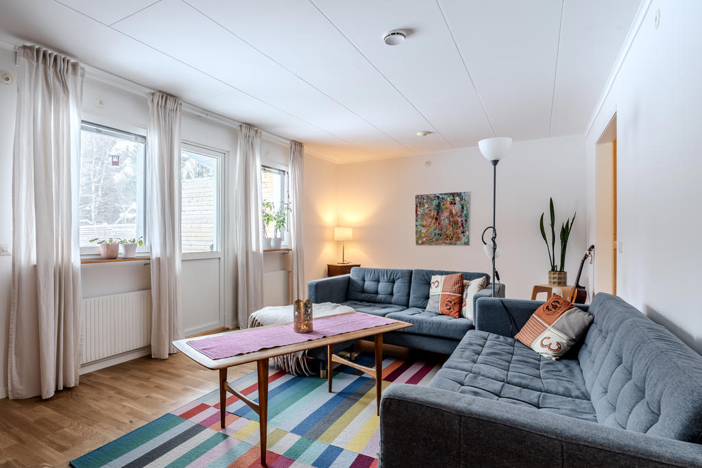 Vardagsrummet har utgång till altanen