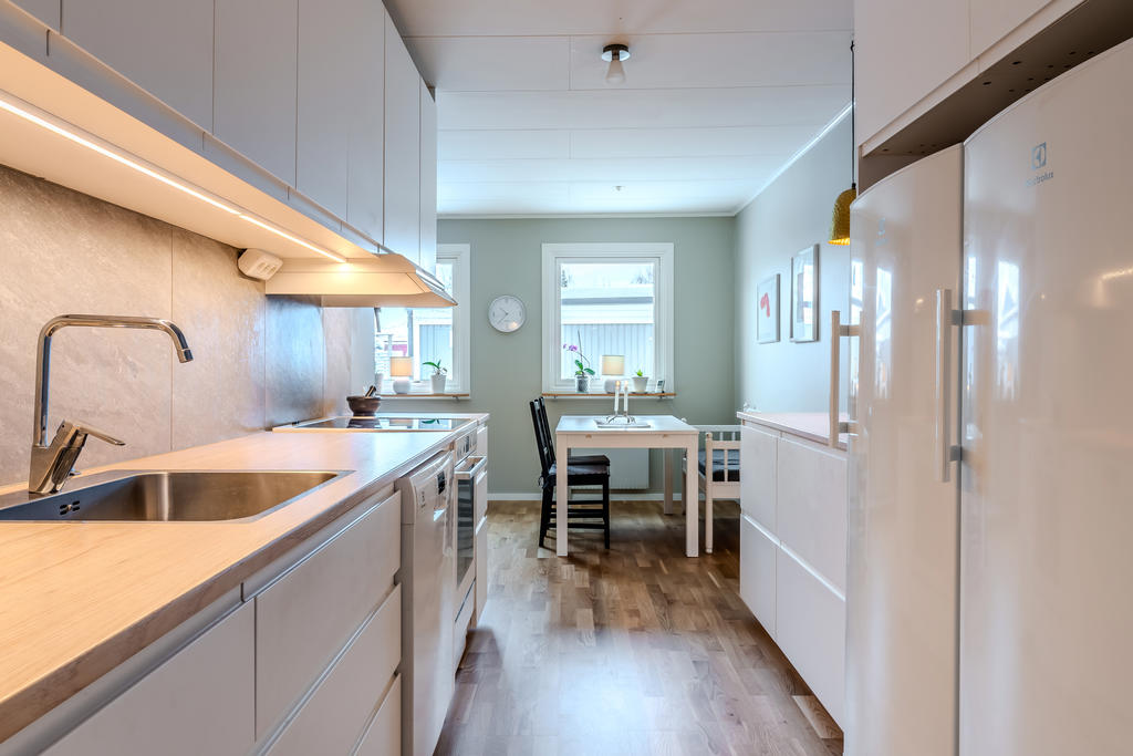 Köket är ljust och fint