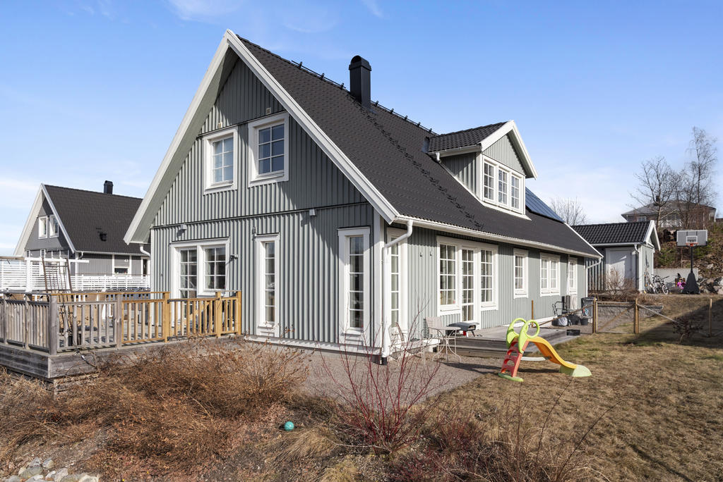 Smidig tomt med plats för det mesta