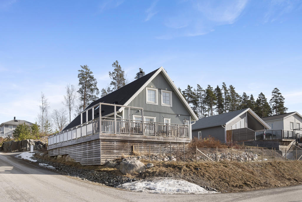 Hörntomt med vy över taken och allmänning baktill