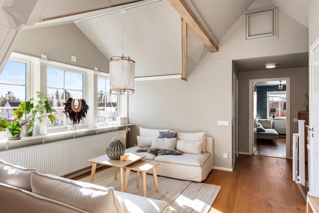 Härlig takhöjd med belysning