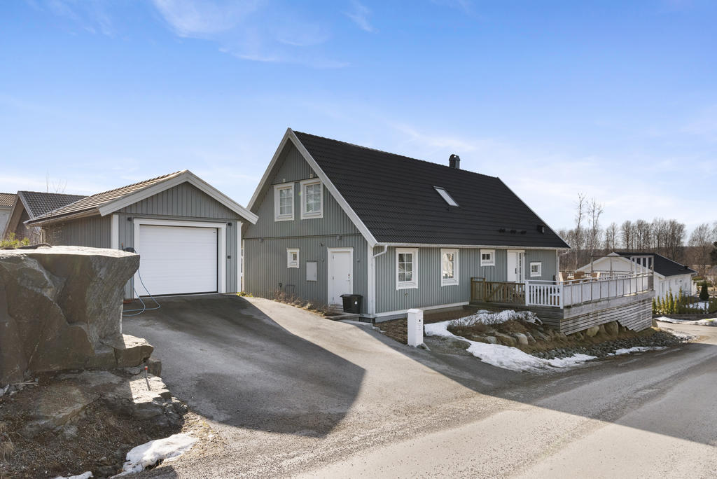 Garage med plats för bil eller gym