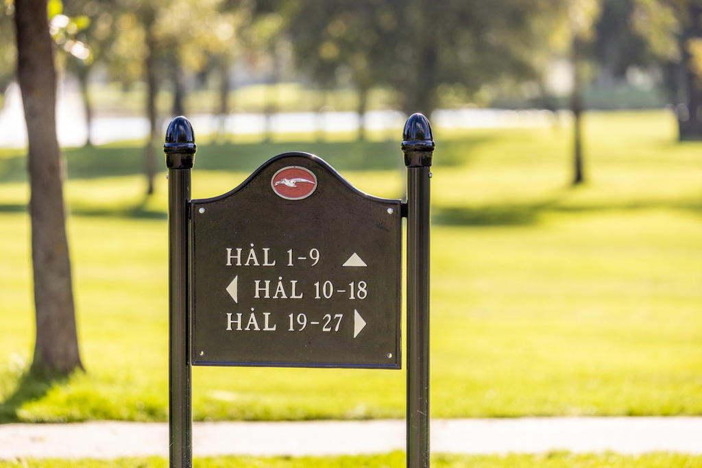 För den golfintresserade finns flera golfbanor i närheten. 