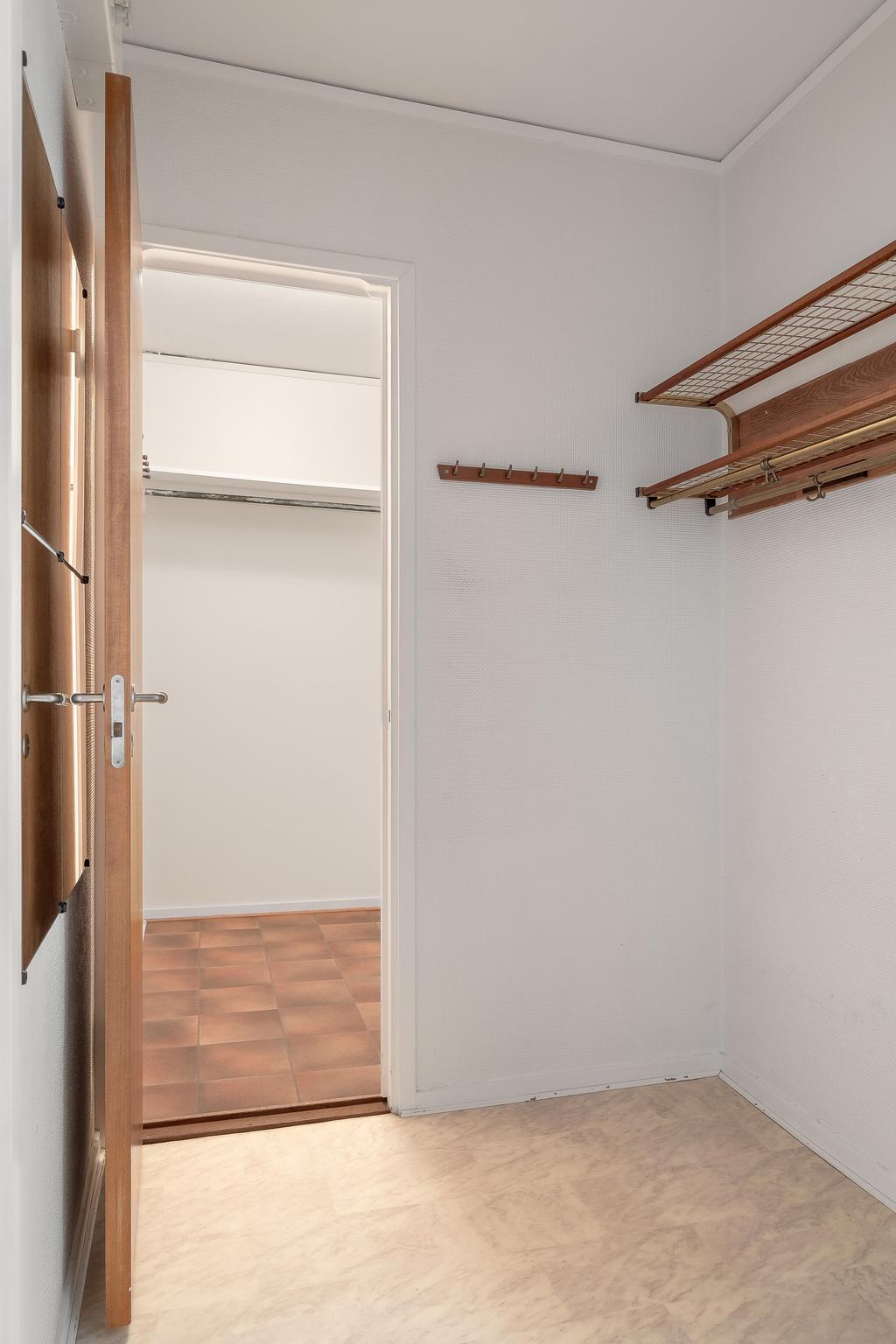 Plats för ytterkläder samt en klädkammare innanför 