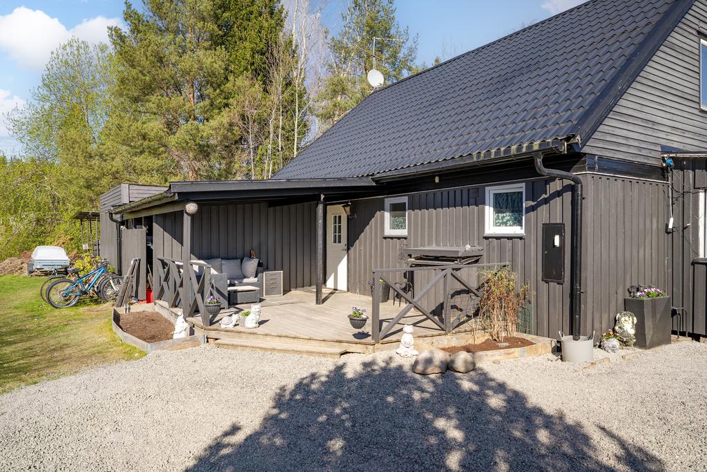 Entré med uteplats under tak
