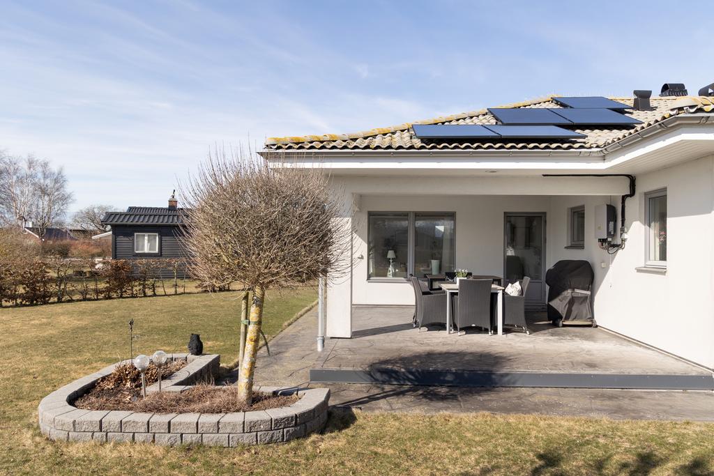 På en stillsam och avskild gata i kustnära Olofsbo väntar detta smakfulla hus