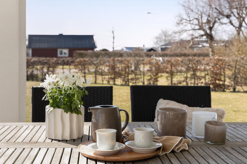 Trädgården är genomtänkt och lättskött med gjutna gångar runt huset som binder samman de olika uteplatserna.